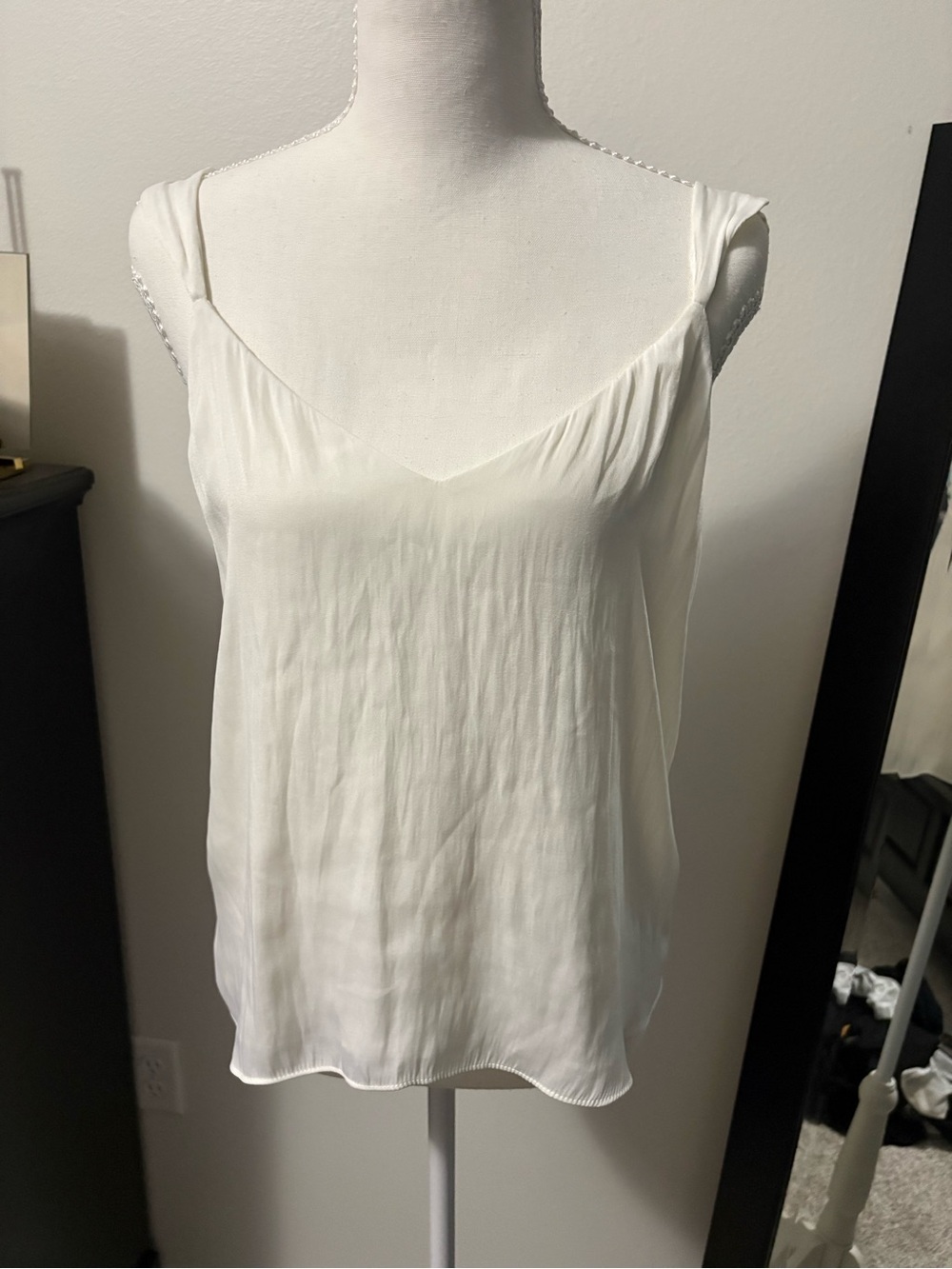 Evereve White V-Neck Camisole Tank